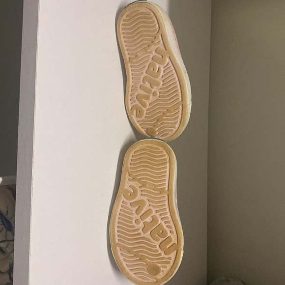 Size 4 Natives, light pink. - Picture 3 of 4